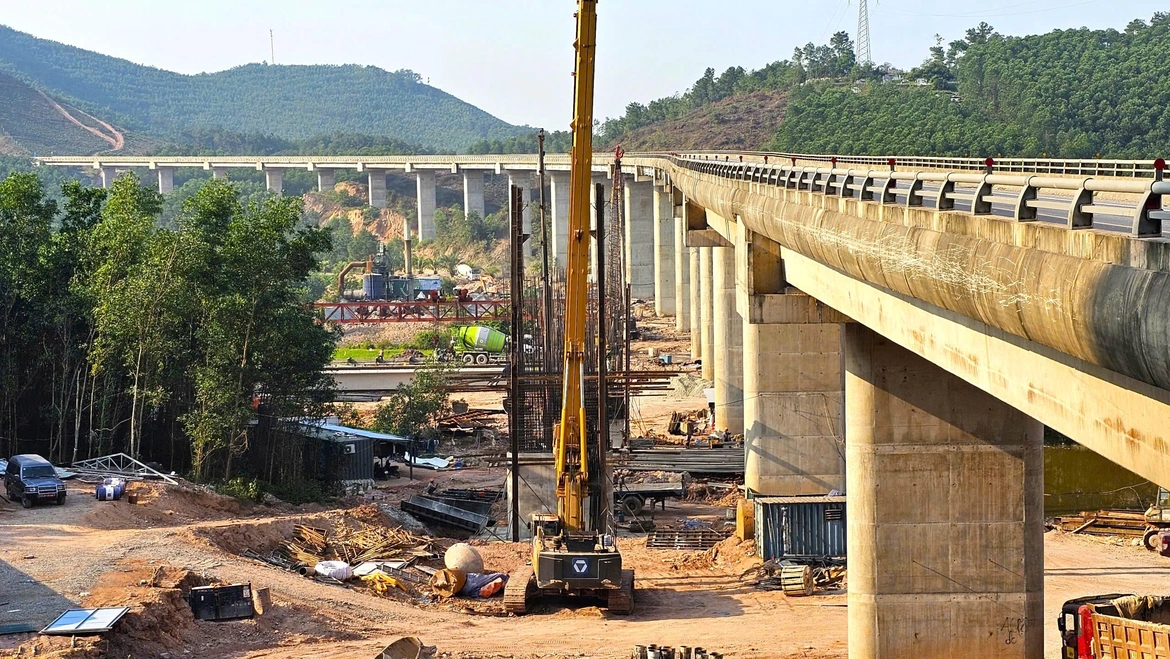 Xem xét cắt chuyển công việc của nhà thầu chậm tại dự án mở rộng cao tốc Cam Lộ – La Sơn